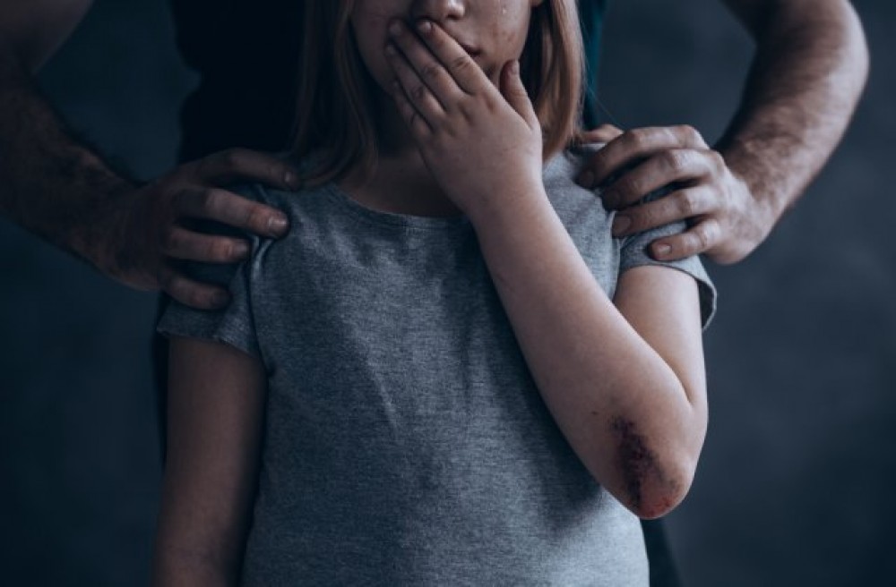 Timp de doi ani, un bărbat de la Ocnița și-a abuzat și hărțuit sexual fiicele de 11 și 14 ani